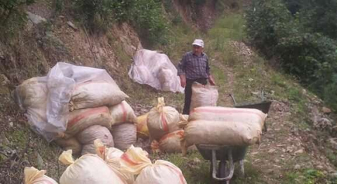 Yol Kapatılınca Çuvalları 2 Km Taşıdılar