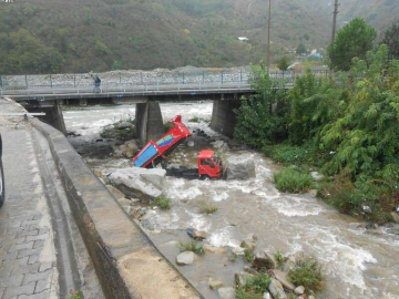 Doğankent’te Kamyonet Dereye Uçtu