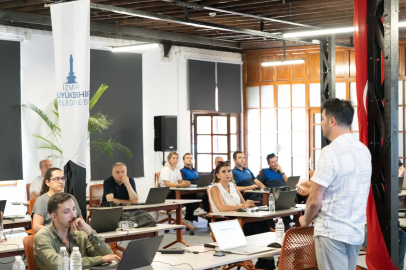 İzmir'de esnaf temsilcilerine yapay zekâ eğitimi