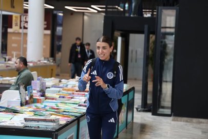 İrem, kitapların dünyasını işaret diliyle keşfetti