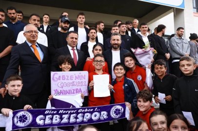 Gebzesporlu futbolcular öğrencilerin yüzünü güldürdü