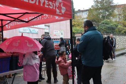 İzmit'te Beslenme Saati yağmur çamur dinlemiyor